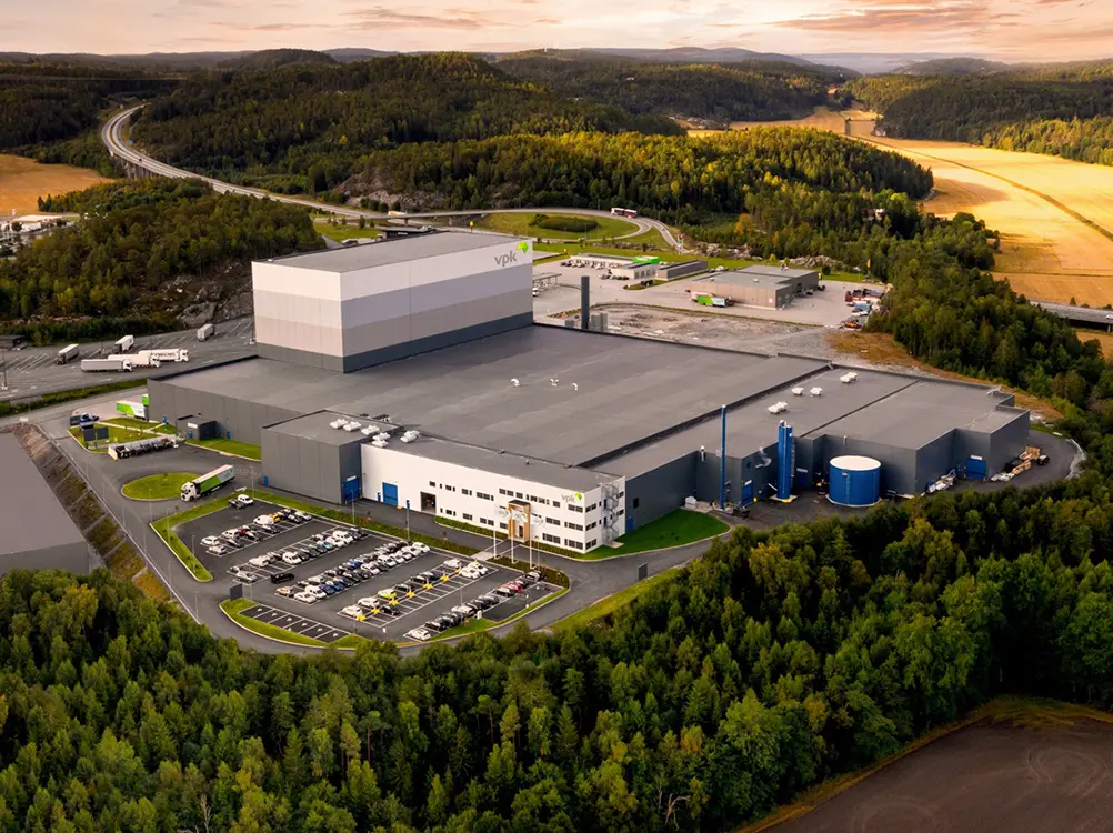 Dronebilde av VPK Packagings nye produksjonslokaler i Halden.